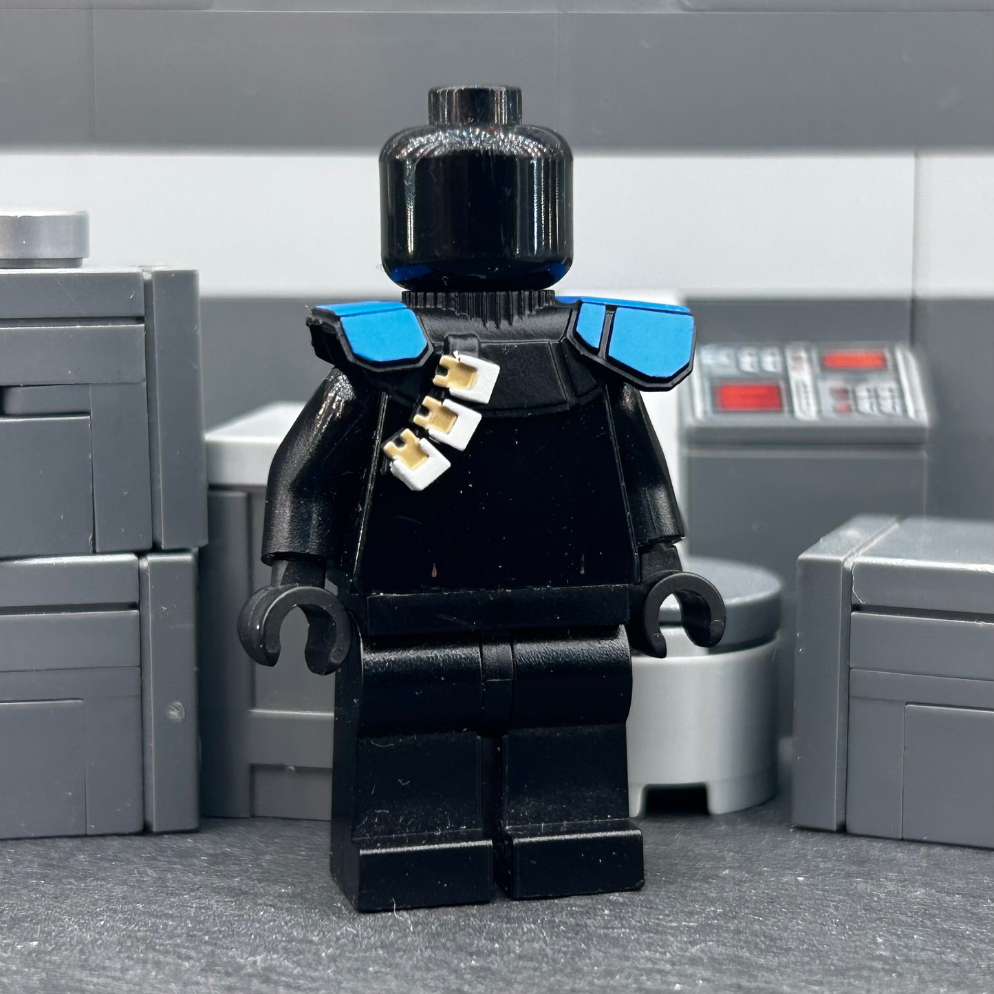 Pauldrons commander Vill