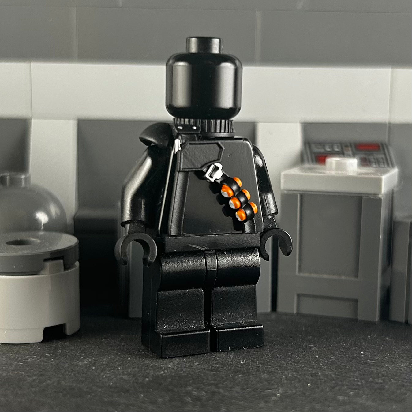 Pauldrons Heavy Armoured With Grenades - the-french-decalers