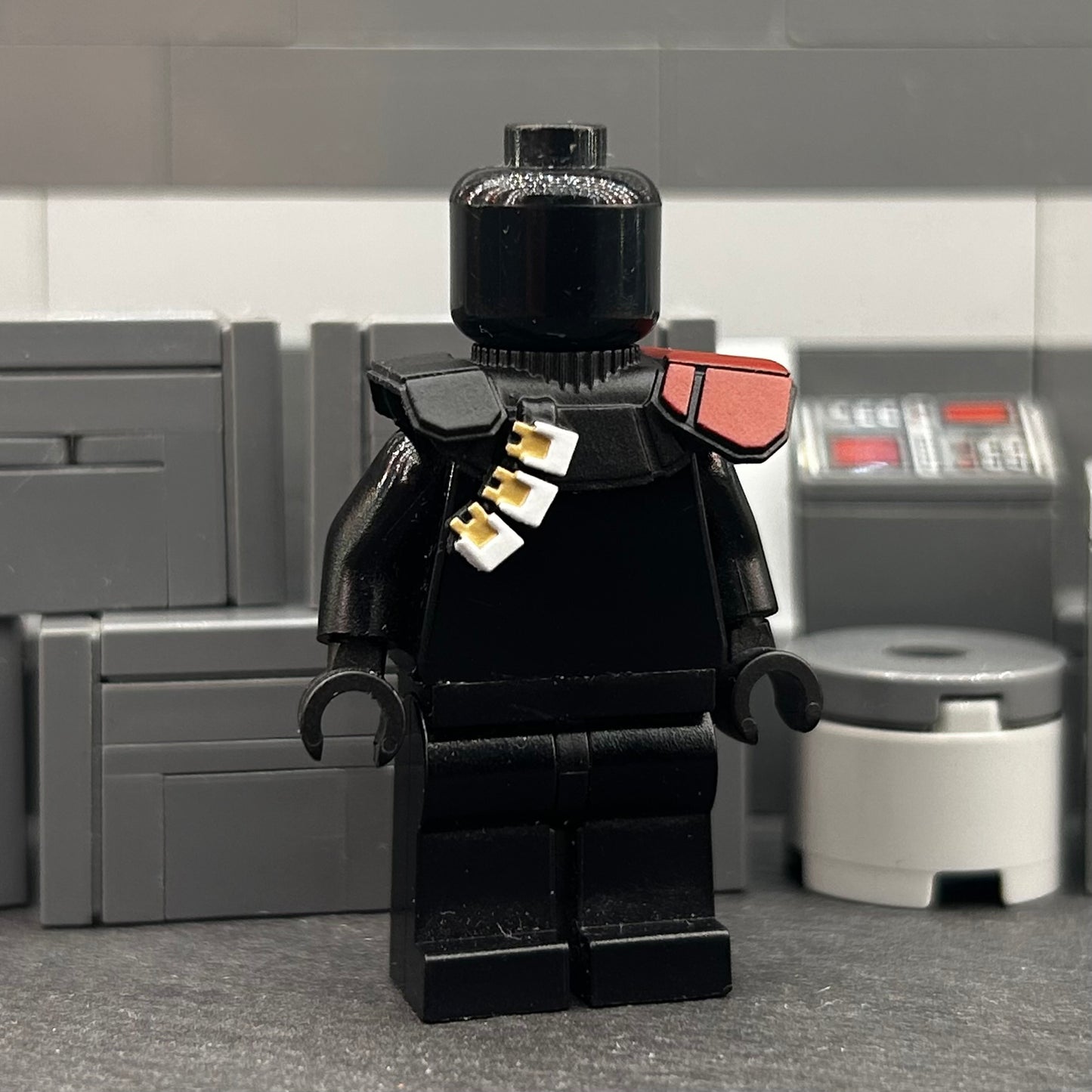 Commander Deviss Pauldron